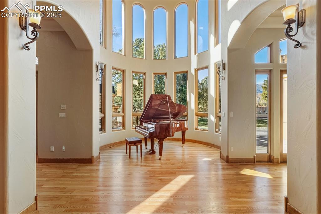 Image 10 of 50: Atrium