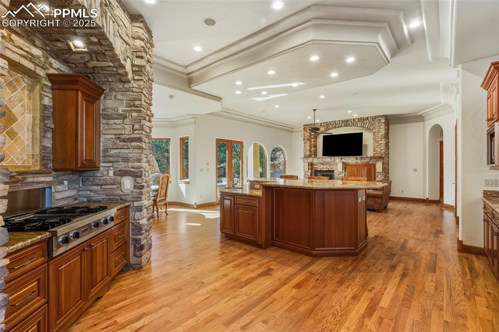 Image 14 of 50: Kitchen