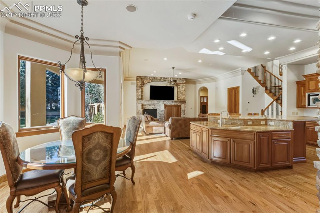 Image 16 of 50: Dining Area