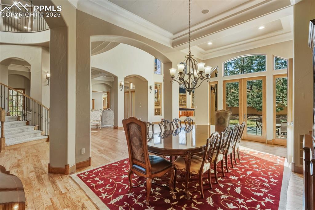 Image 18 of 50: Dining Room