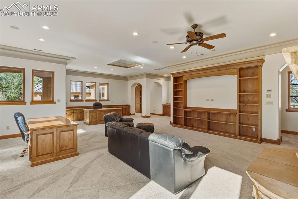 Image 32 of 50: Office