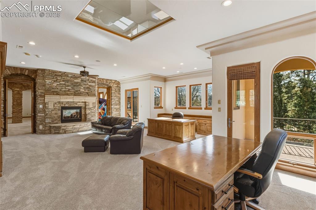 Image 33 of 50: Office