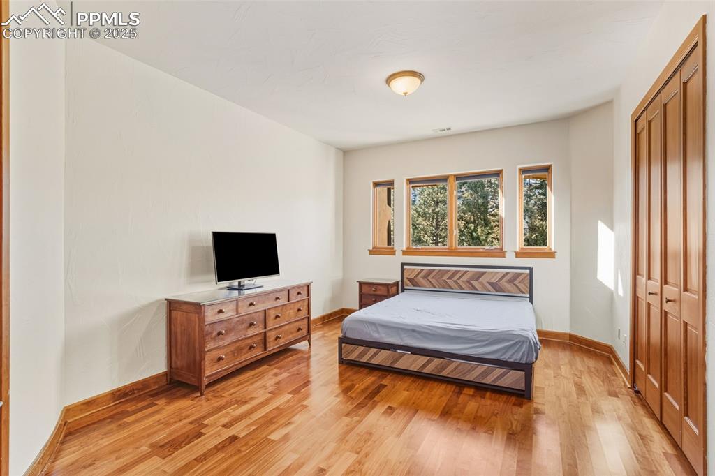 Image 37 of 50: Bedroom