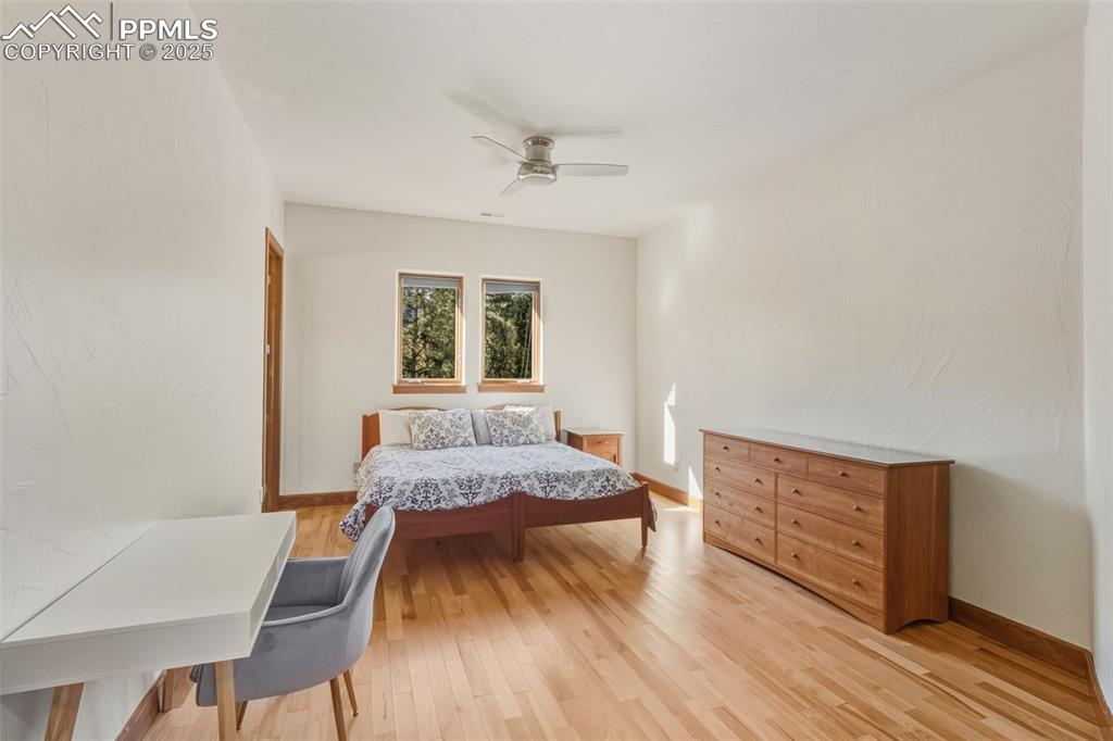 Image 43 of 50: Bedroom