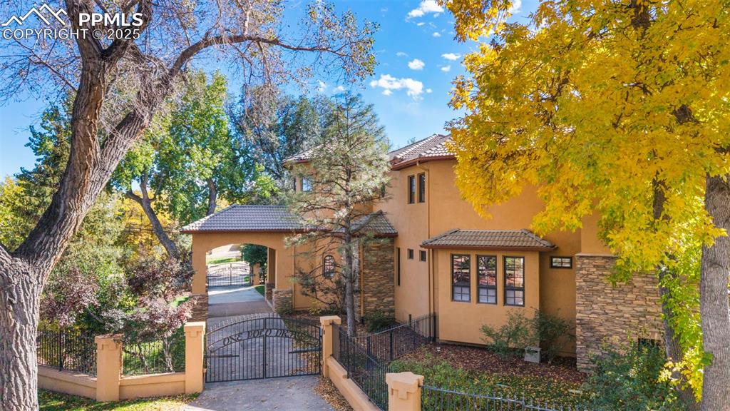 Image 6 of 50: Side of Structure