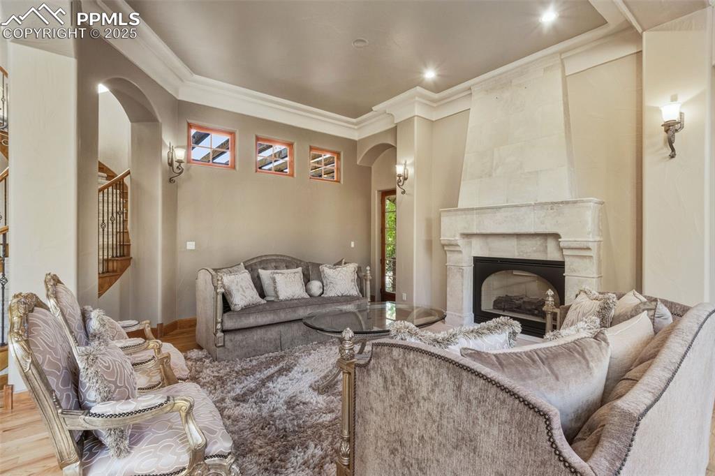 Image 8 of 50: Living Room