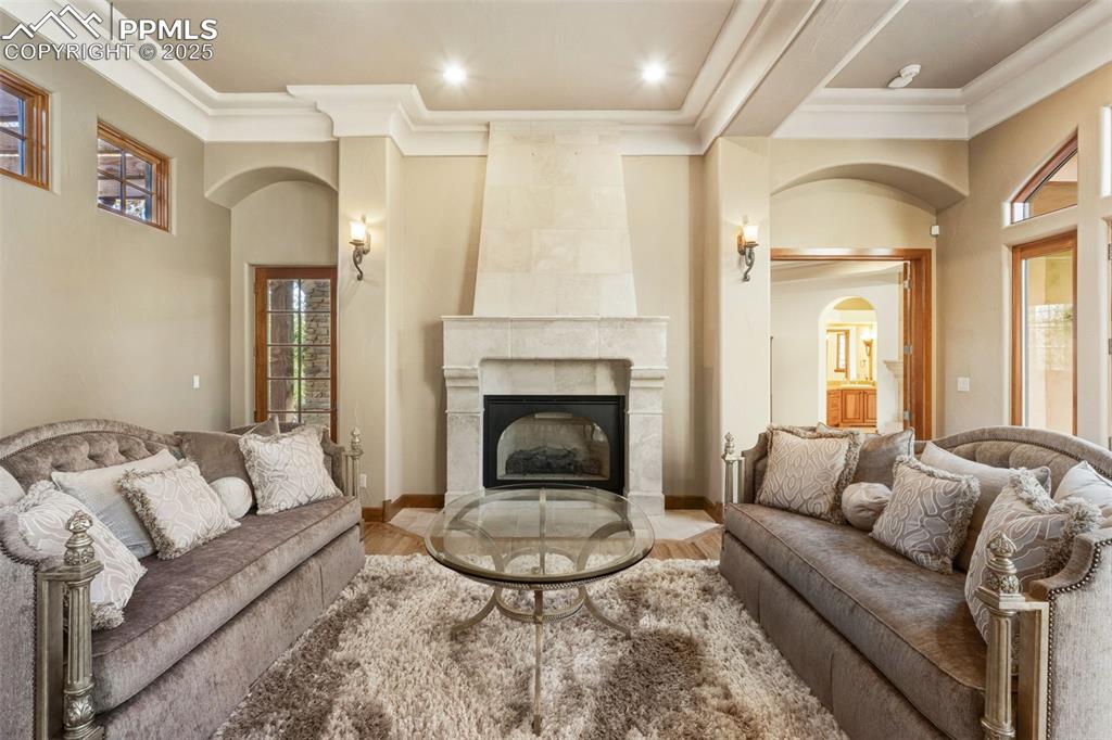 Image 9 of 50: Living Room