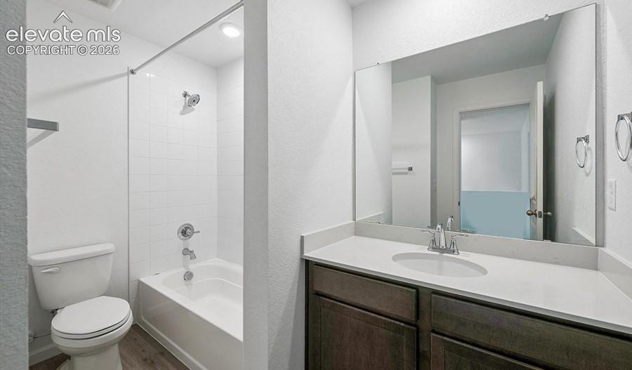Image 19 of 23: Bathroom