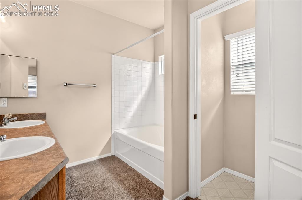 Image 16 of 31: Bathroom