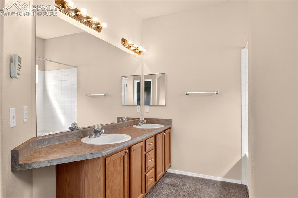 Image 17 of 31: Bathroom
