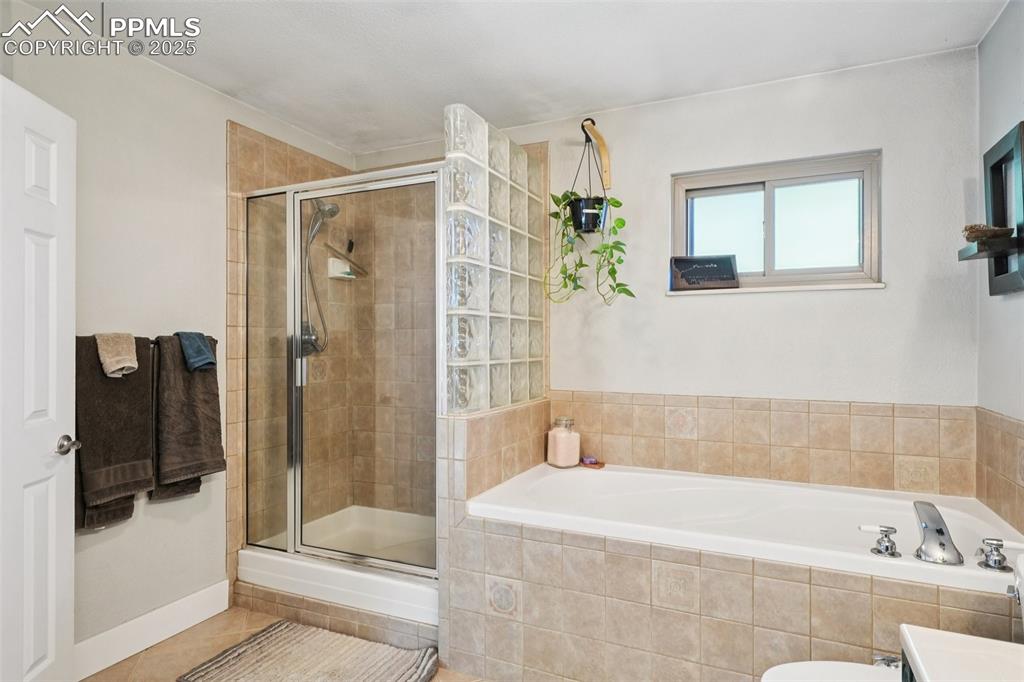 Image 19 of 38: Primary bathroom