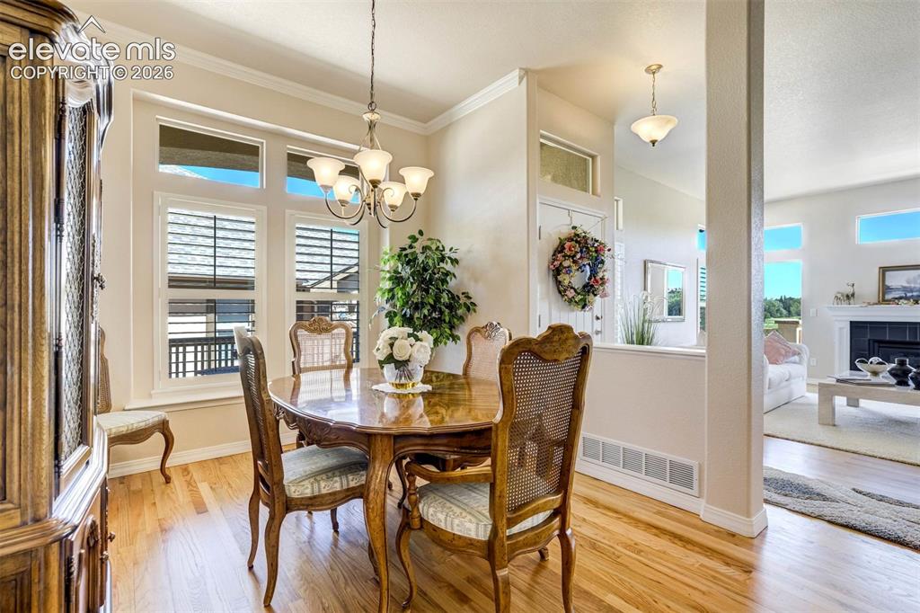 Image 10 of 40: Dining Area