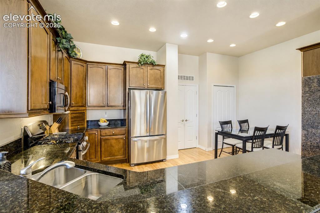 Image 11 of 40: Kitchen