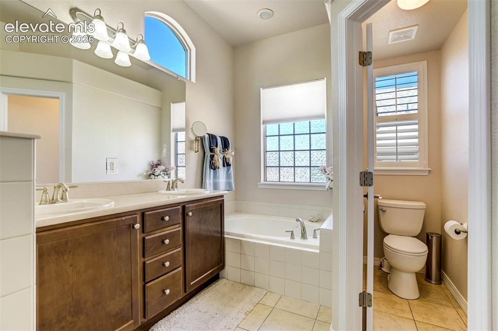 Image 16 of 40: Bathroom