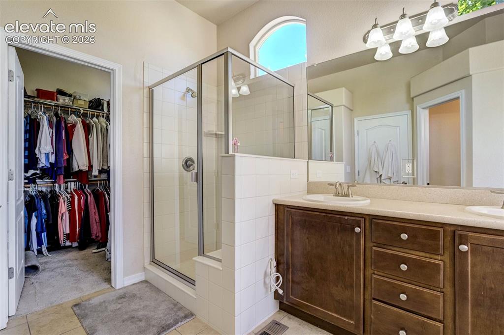 Image 17 of 40: Bathroom