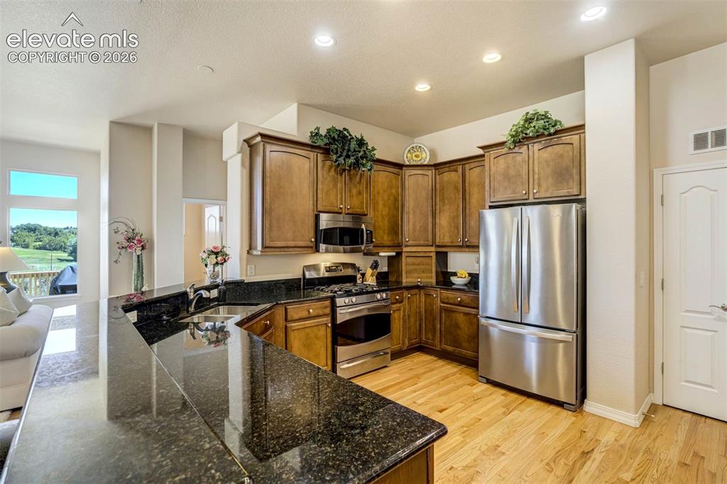 Image 5 of 40: Kitchen