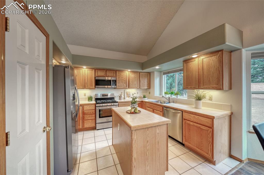 Image 10 of 49: Kitchen