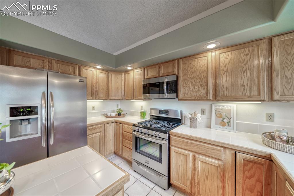 Image 13 of 49: Kitchen