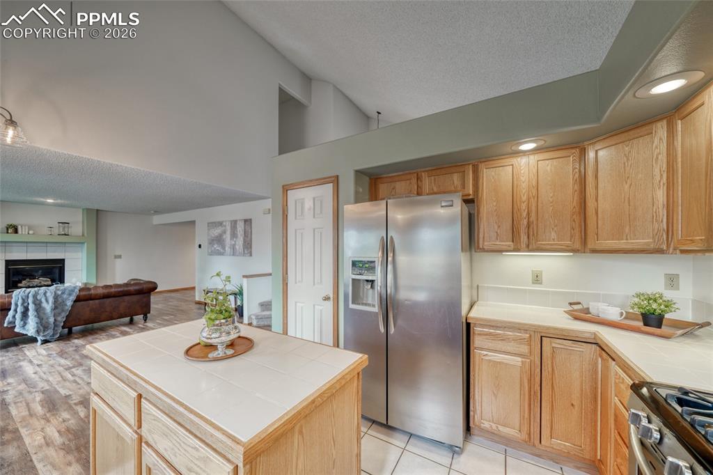 Image 14 of 49: Kitchen