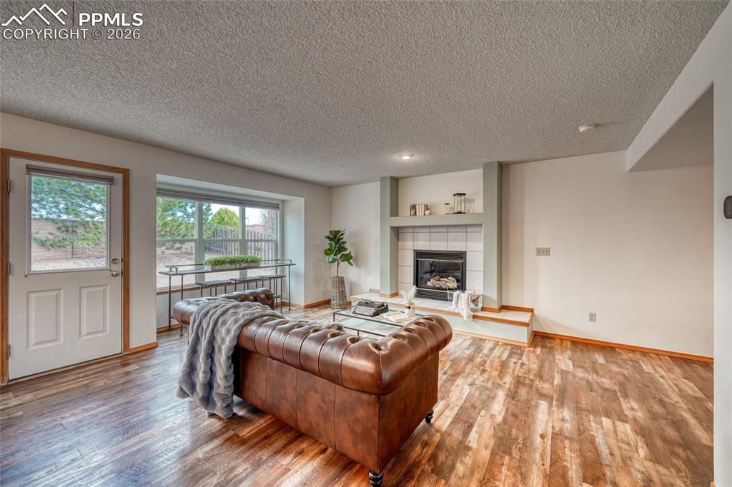 Image 17 of 49: Living Room