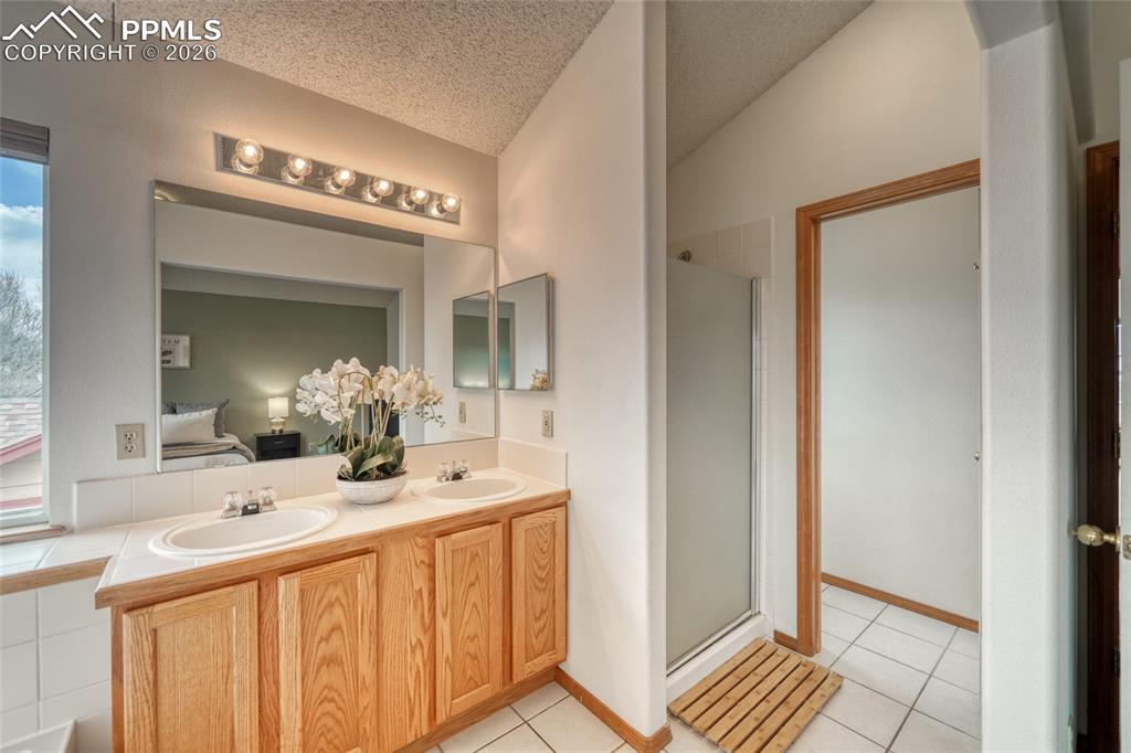 Image 26 of 49: Bathroom