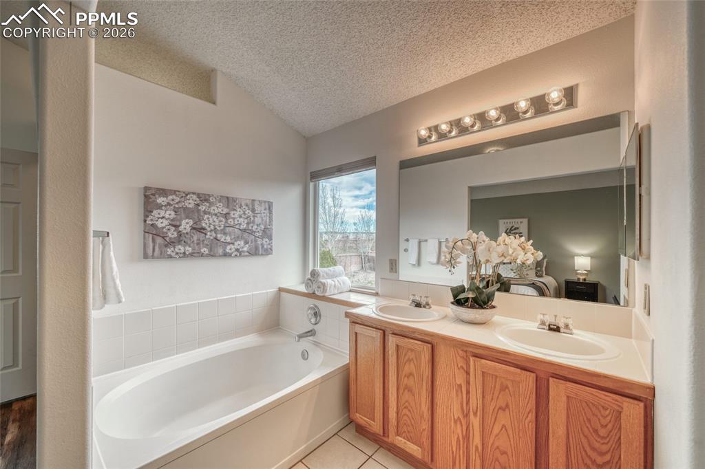 Image 27 of 49: Bathroom