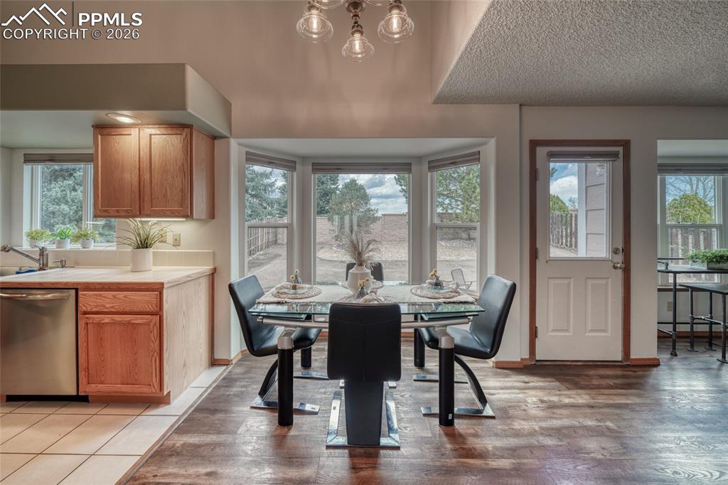 Image 8 of 49: Dining Area