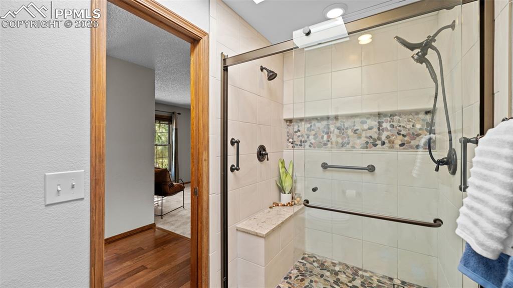 Image 22 of 48: Bathroom