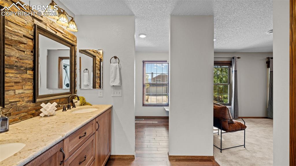 Image 23 of 48: Bathroom