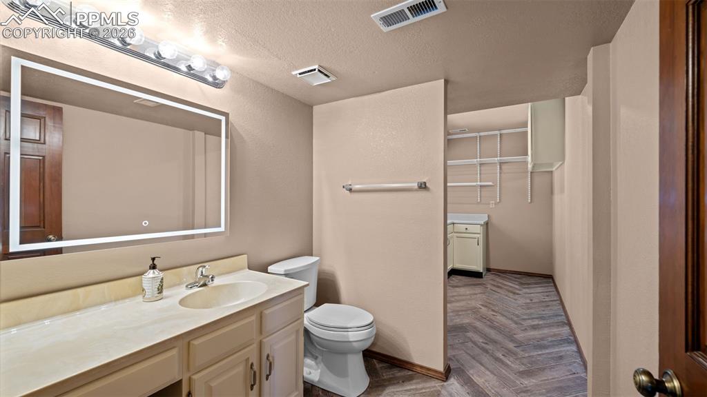 Image 28 of 48: Bathroom