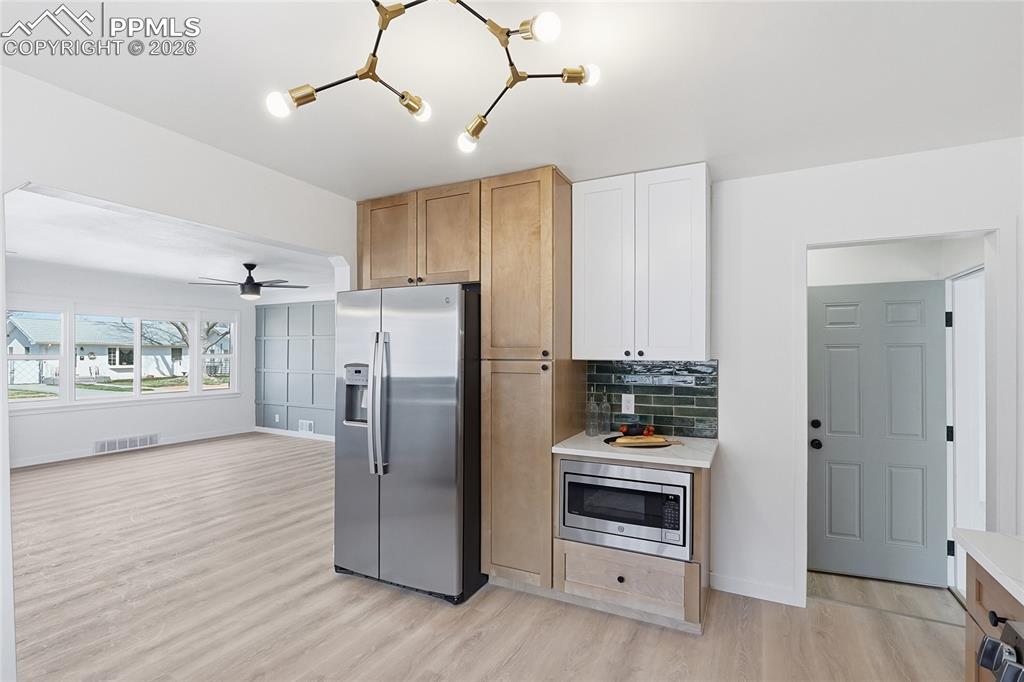 Image 10 of 45: Kitchen