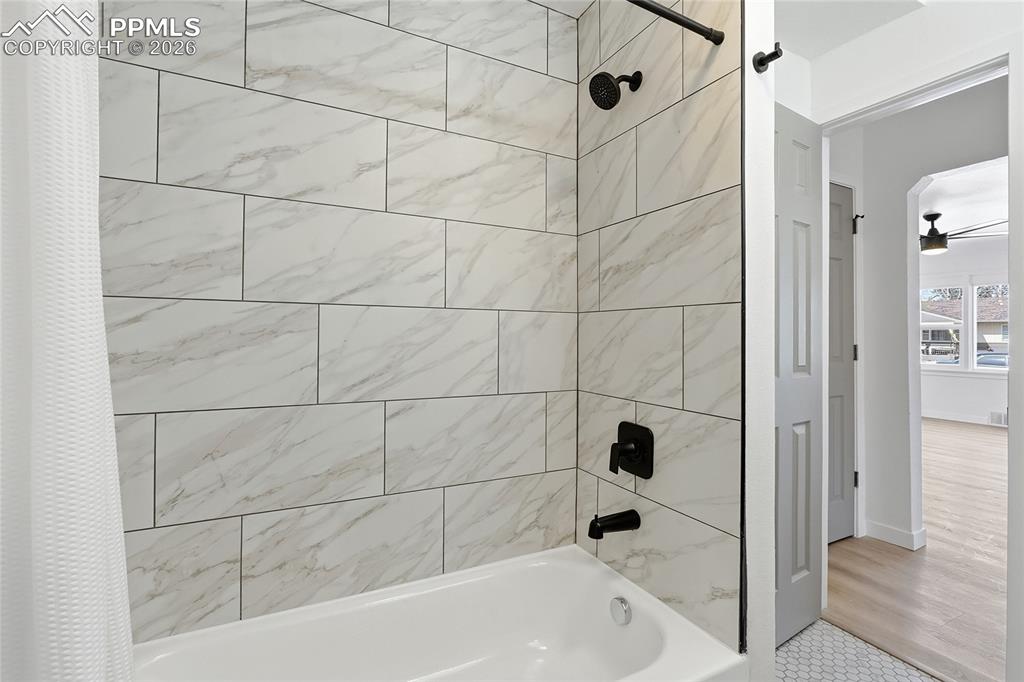 Image 14 of 45: Bathroom