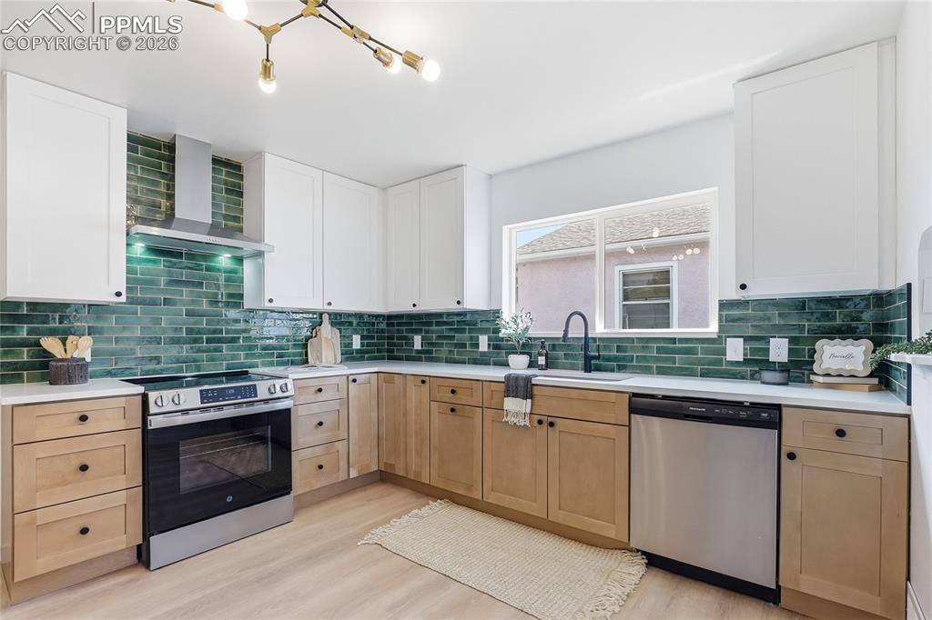 Image 3 of 45: Kitchen