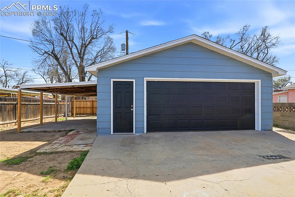 Image 38 of 45: Garage