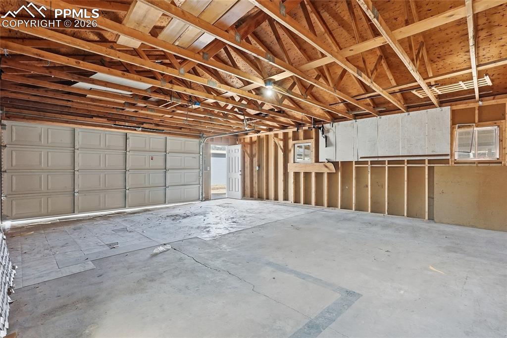 Image 42 of 45: Garage