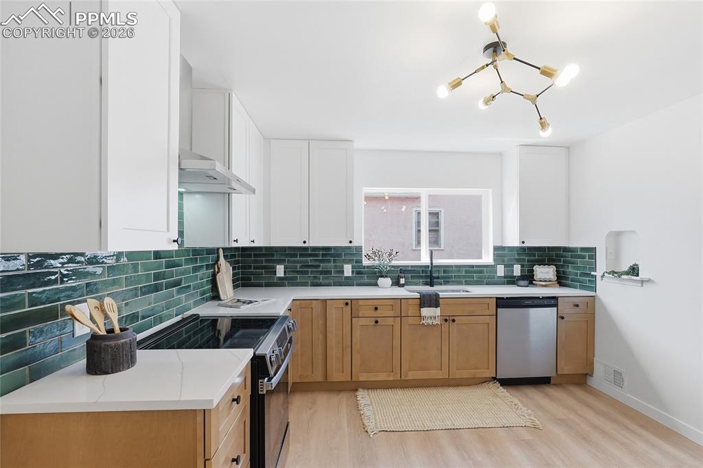 Image 9 of 45: Kitchen