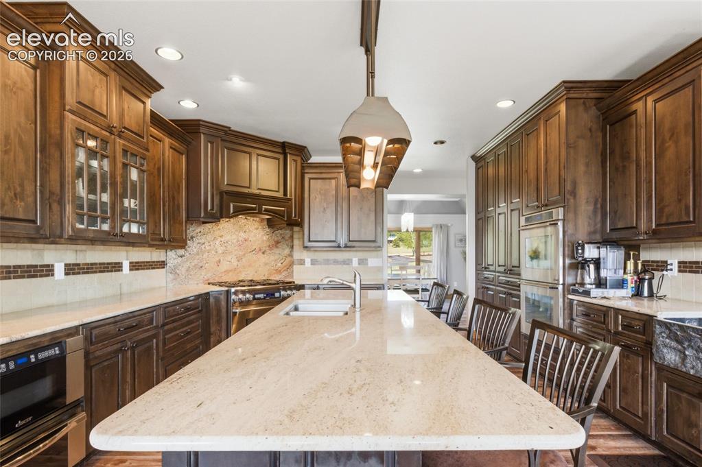 Image 10 of 50: Kitchen