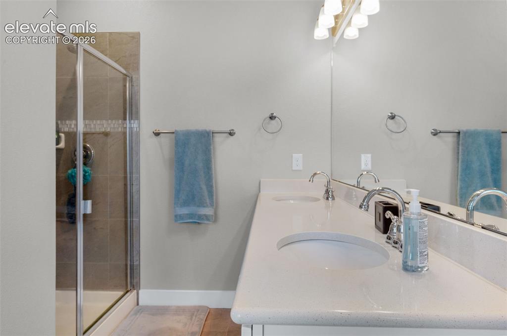 Image 21 of 40: 5-Piece adjoining primary bath
