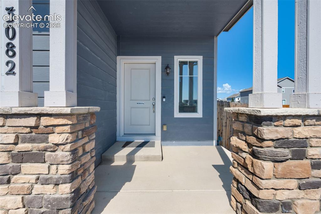 Image 3 of 40: Pleasant front entry