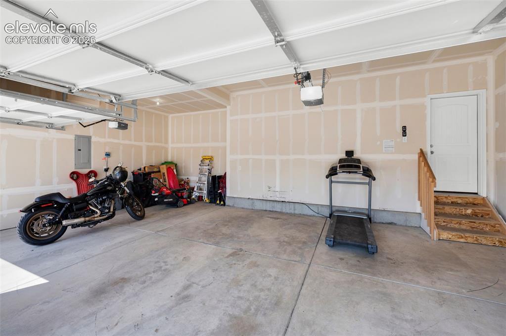 Image 35 of 40: Desirable 3 car garage