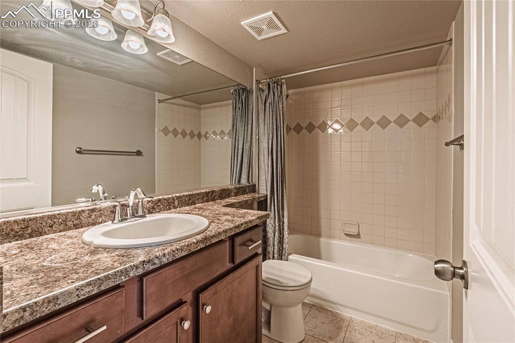 Image 35 of 47: Bathroom