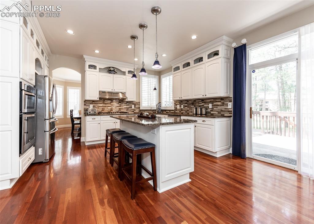 Image 10 of 50: Kitchen