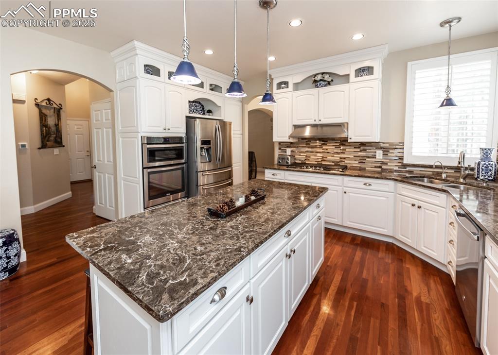 Image 12 of 50: Kitchen