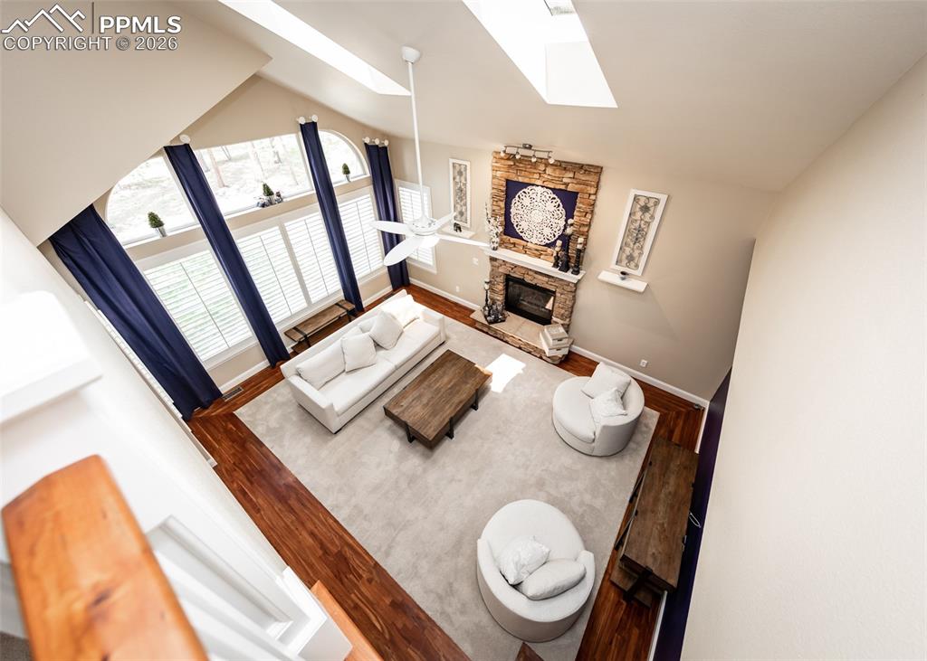 Image 18 of 50: Living Room