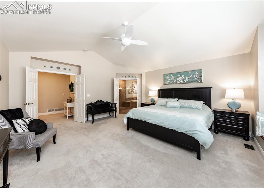 Image 23 of 50: Bedroom