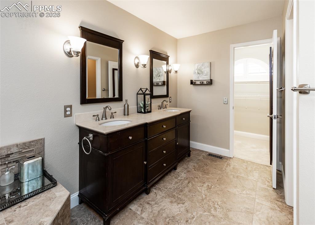 Image 27 of 50: Bathroom