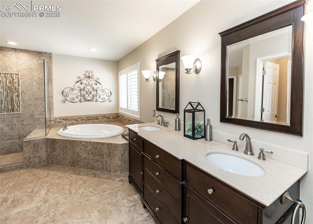 Image 28 of 50: Bathroom