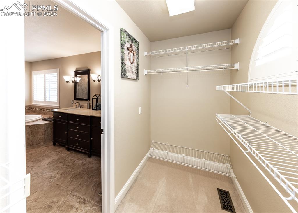 Image 29 of 50: Closet