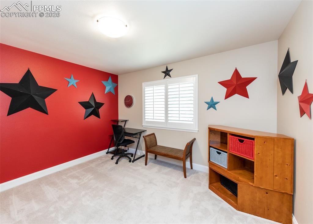 Image 34 of 50: Office