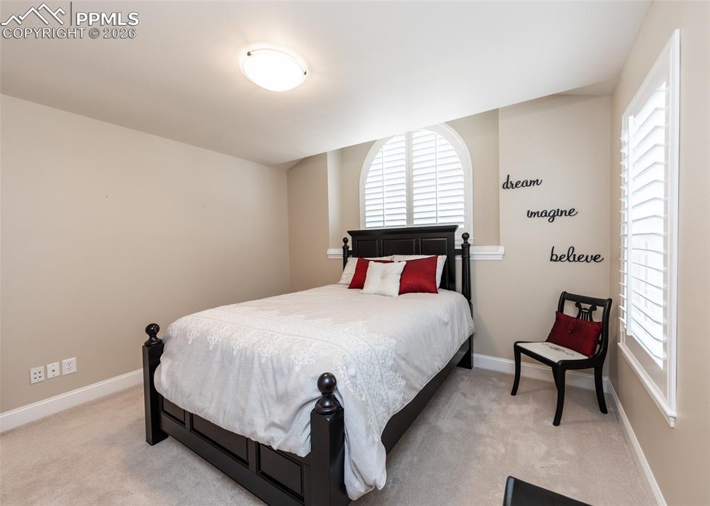 Image 36 of 50: Bedroom